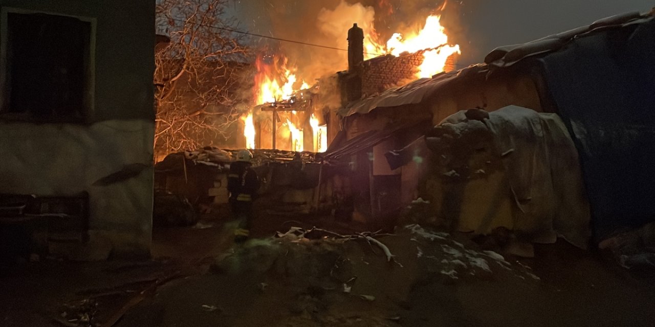 Konya'da korkutan yangın! Alevlerden eşi ve 3 torunuyla son anda kurtuldu