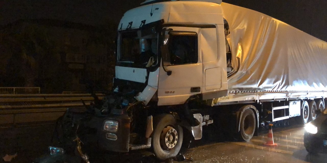 İki tırın çarpıştığı kazada araçta sıkışan sürücü kurtarıldı