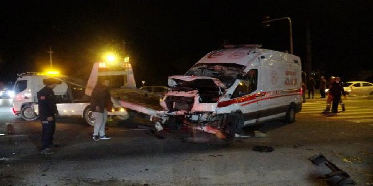 Ambulansın karıştığı kazada 4 kişi yaralandı