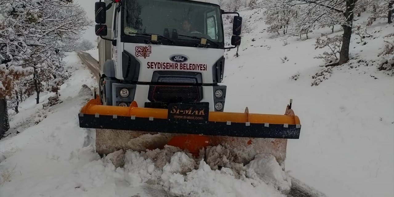 Konya’nın Torosların eteğindeki ilçesinde belediye karla mücadele çalışması yapıyor