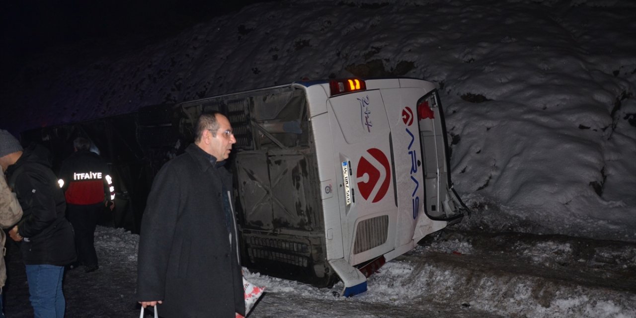 Yolcu otobüsü devrildi! 4 ölü çok sayıda yaralı var