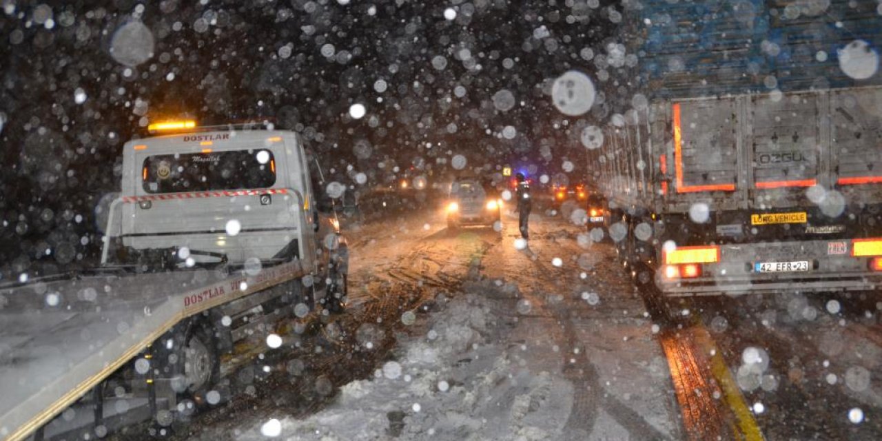 Konya’yı Akdeniz’e bağlayan yolda kar kalınlığı 20 santime ulaştı