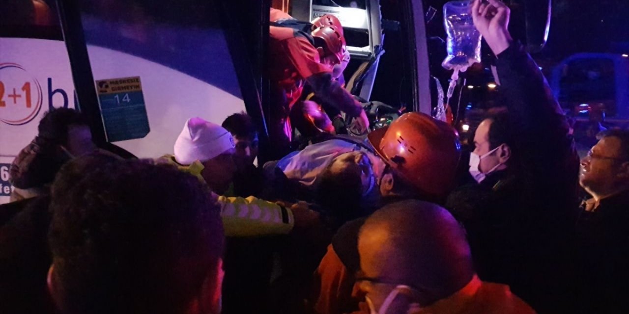 Yolcu otobüsünün karıştığı zincirleme kazada 20 kişi yaralandı