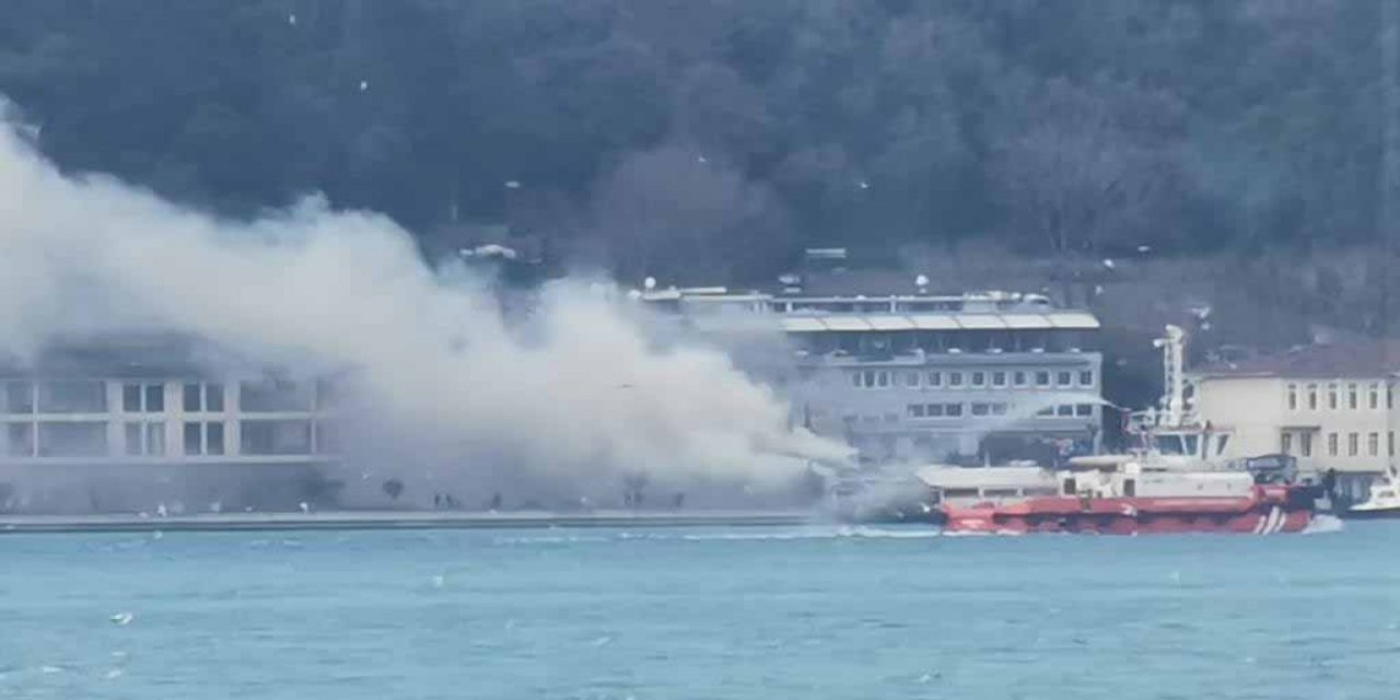 İstanbul Boğazı'nda korkutan yangın