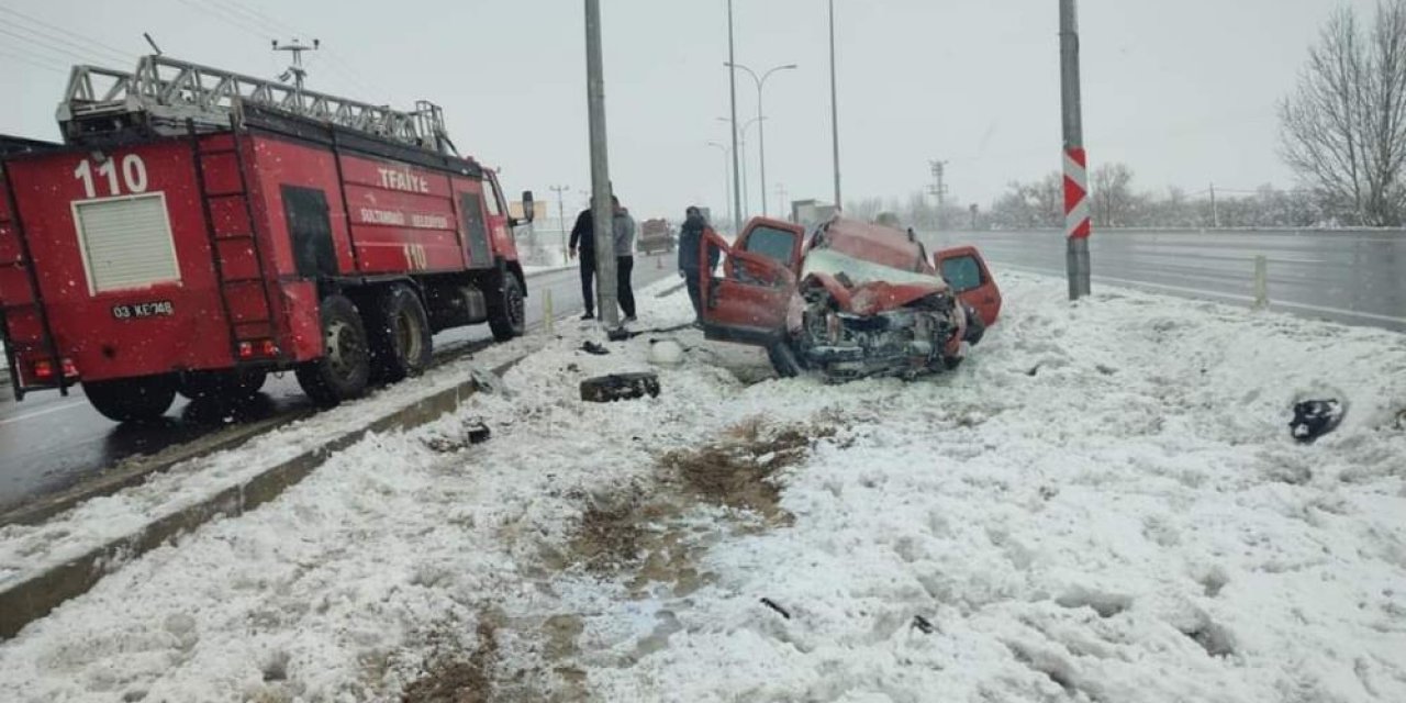 Konya yolunda kaza! Otomobil aydınlatma direğine çarptı: 3 yaralı