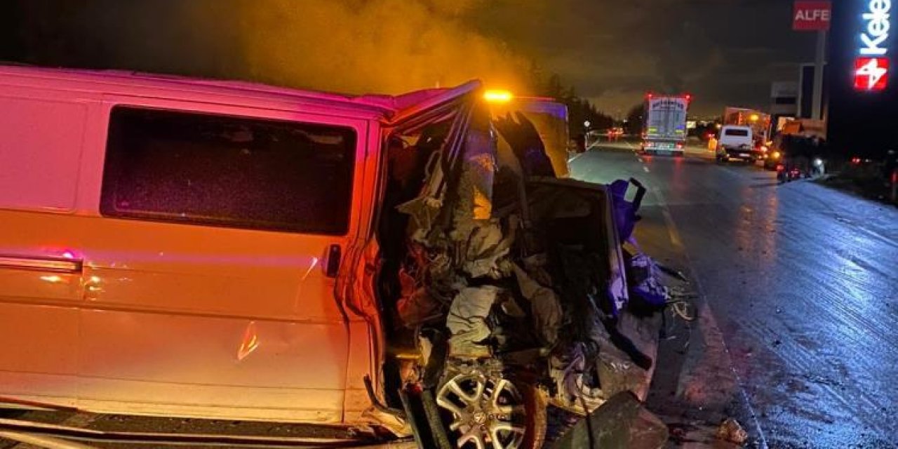 Minibüs kar küreme aracına çarptı