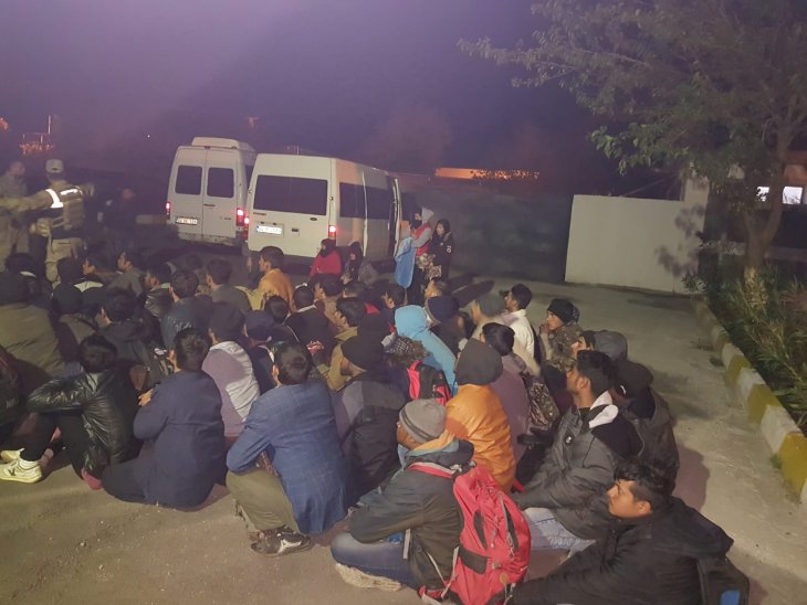 Kovalamaca sonrası durdurulan minibüslerden 69 kaçak göçmen çıktı