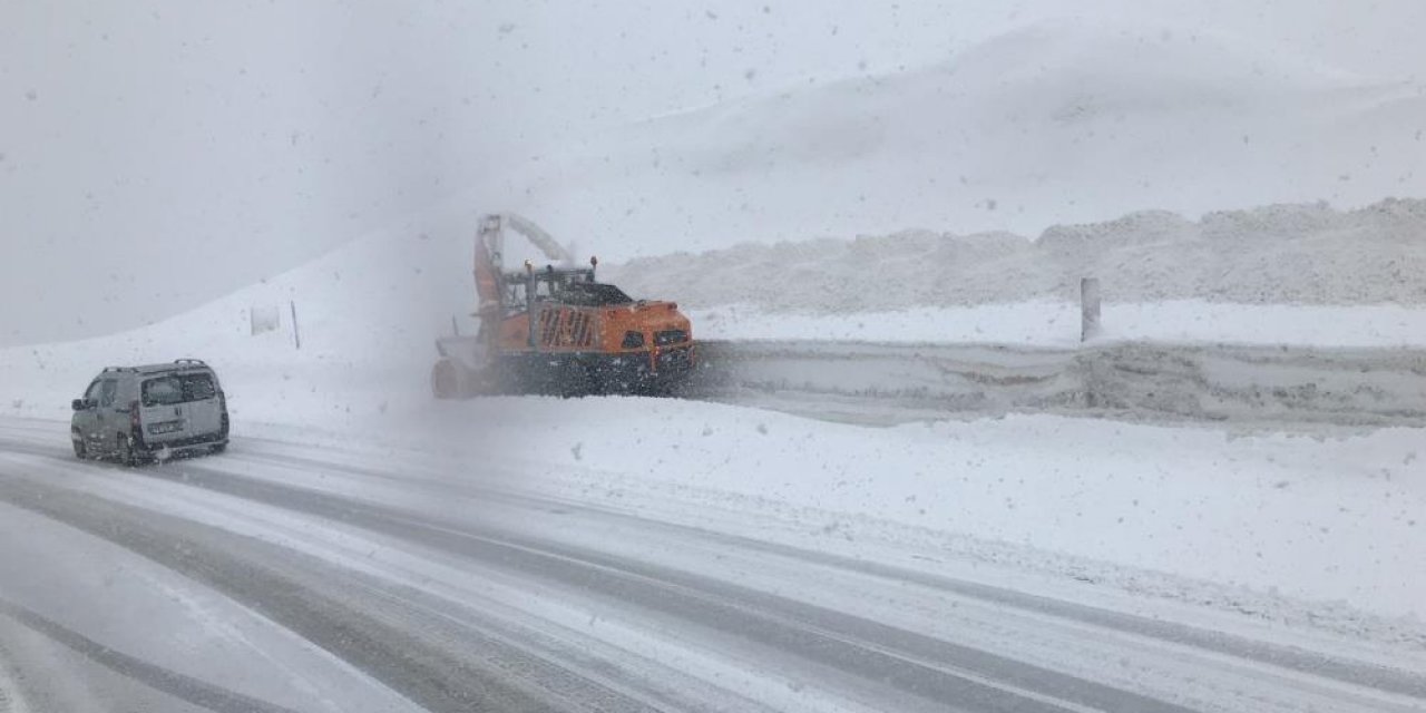 Kar kalınlığının 1,5 metreye ulaştığı Konya-Antalya kara yolunda son durum