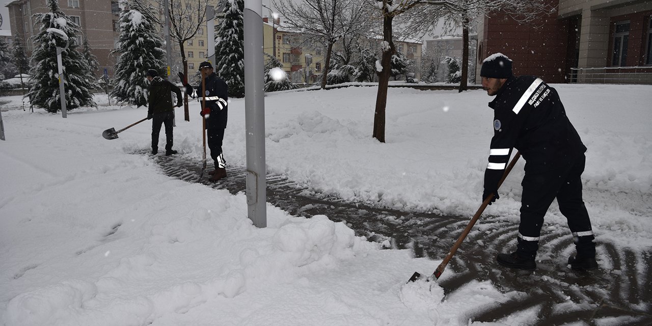 Selçuklu'da kar mesaisi devam ediyor