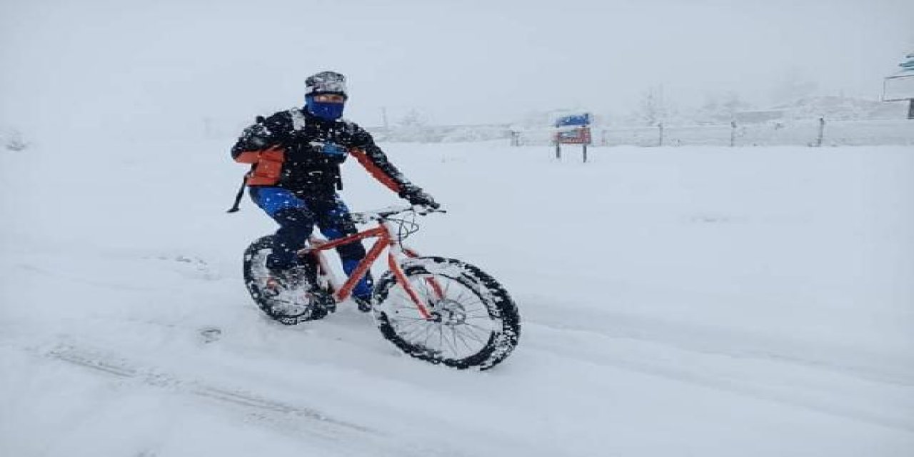 Konya’da bisiklet tutkunları karda pedal çevirdi