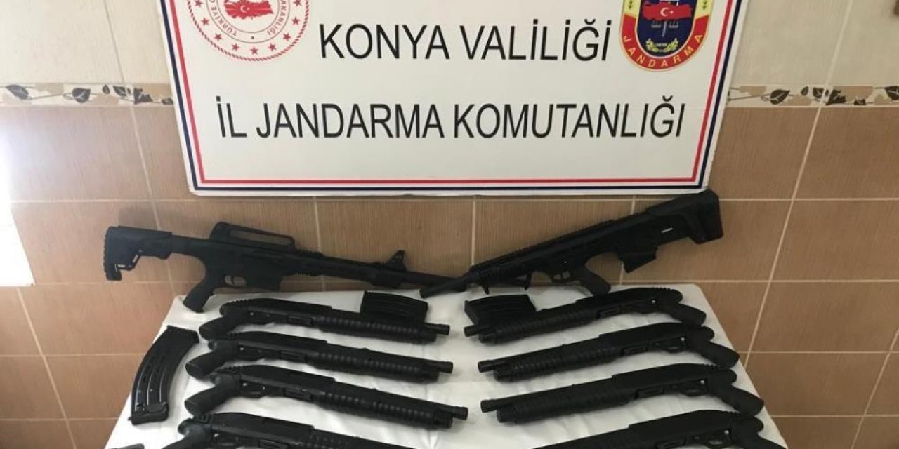 Konya'dan kargoya verilen 12 kaçak av tüfeği jandarmaya takıldı