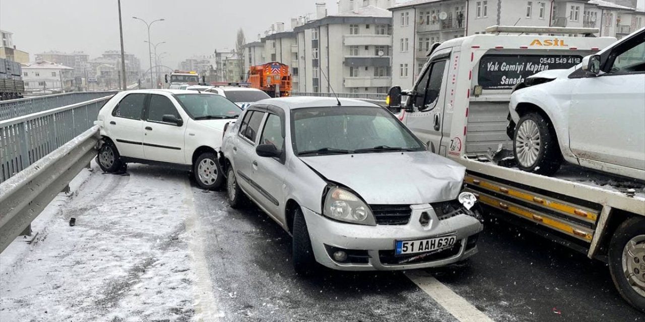 Kar yağışı sonrası buzlanan yolda 9 araç birbirine girdi
