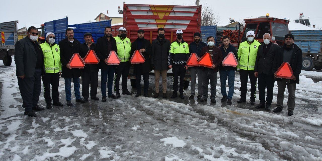 Konya’da polis sürücülere reflektör dağıttı