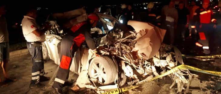 Konya plakalı kamyona çarpan otomobilin sürücüsü öldü