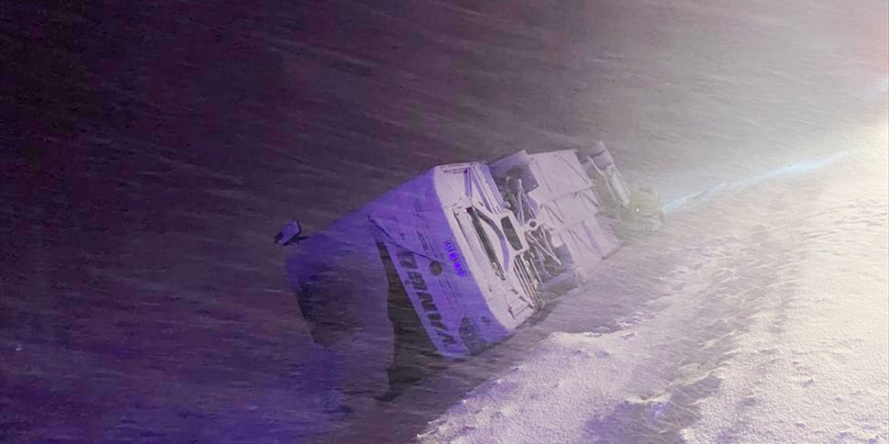 Yoğun kar ve tipi nedeniyle iki yolcu otobüsü devrildi! 24 yaralı