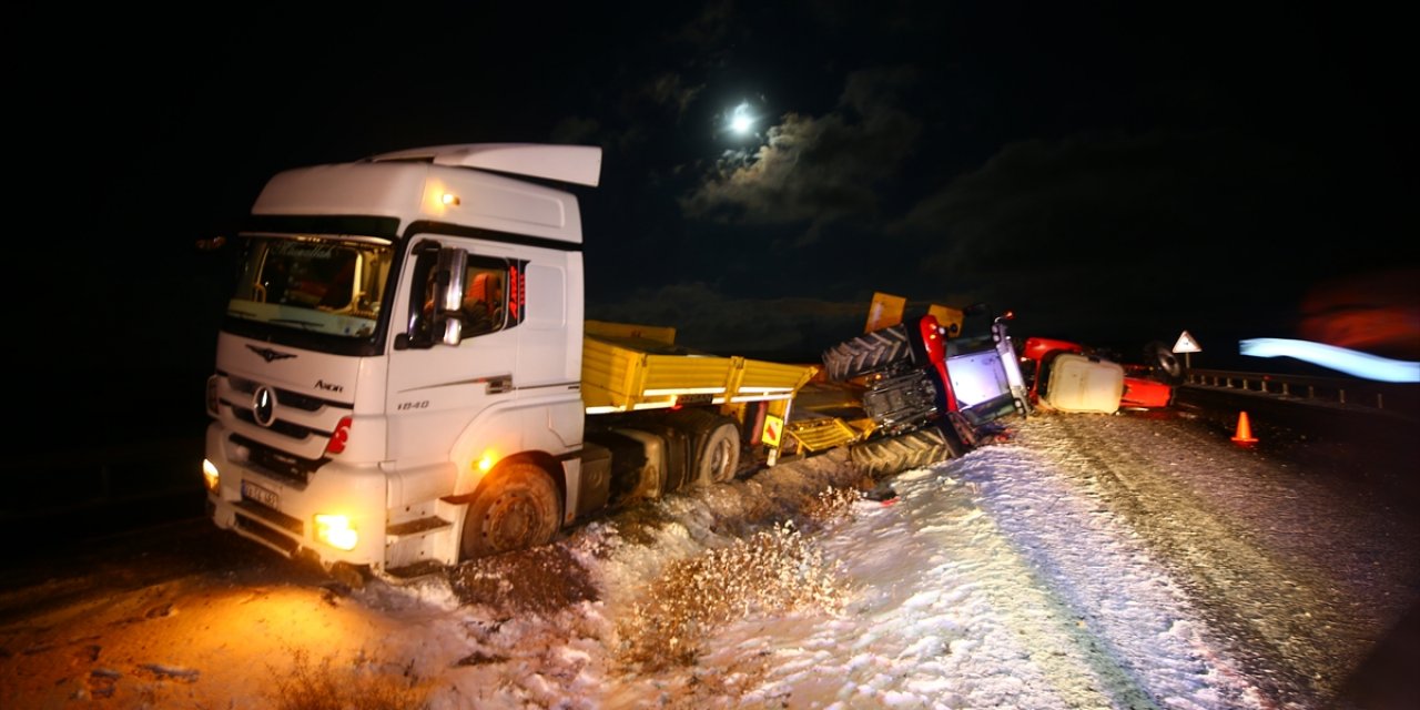 Buzlanma trafik kazalarına yol açtı: 7 yaralı