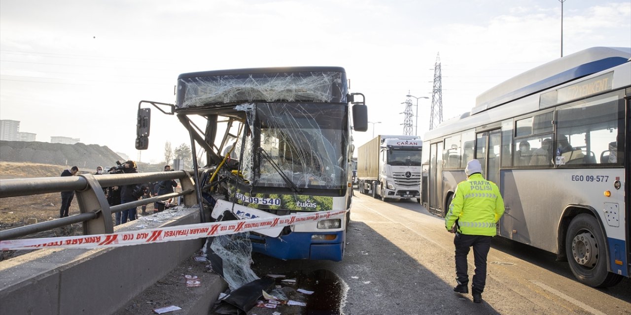 Belediye otobüsü köprü korkuluklarına çarptı: 24 yaralı