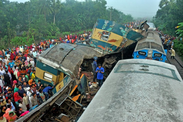 Bangladeş'te iki tren çarpıştı: 16 ölü, 48 yaralı