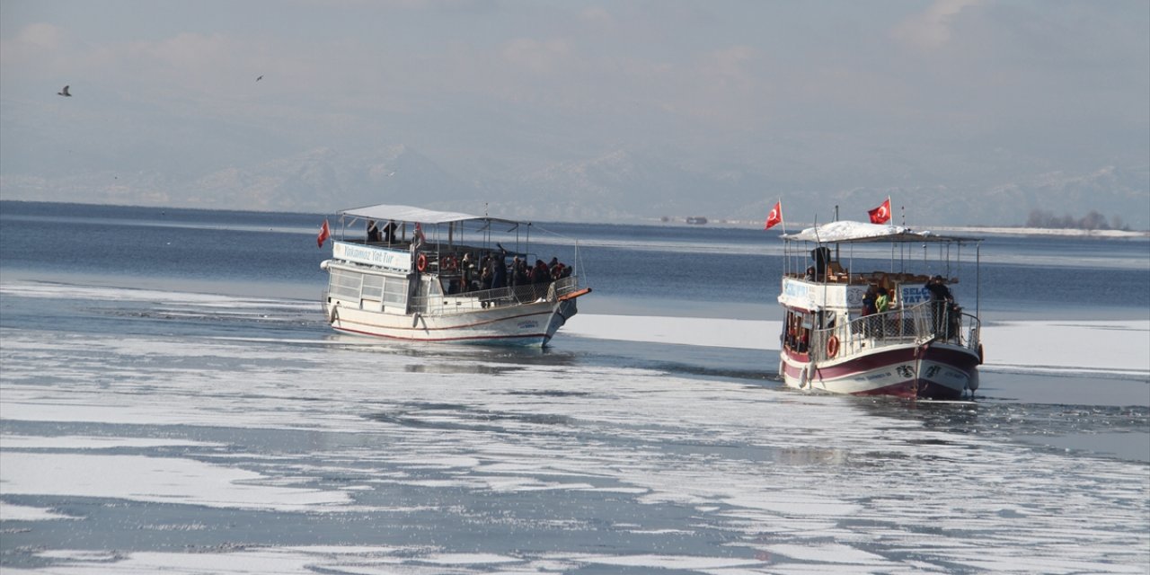 Yurt dışından Konya'ya gelip buz tutan gölde tekne turu yaptılar