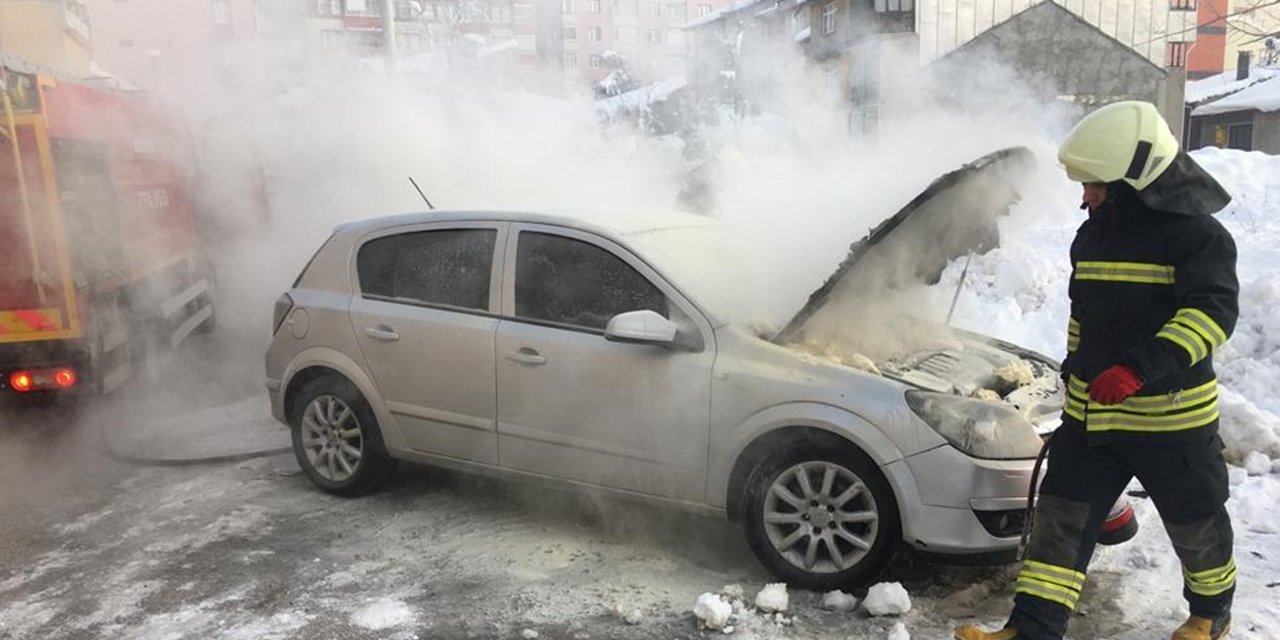 Konya'da park halindeki araçtan dumanlar yükseldi