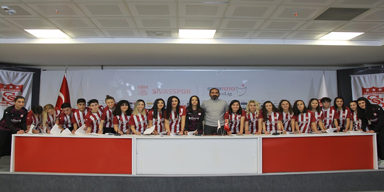 Sivasspor Kadın Futbol Takımı'nda 25 imza birden