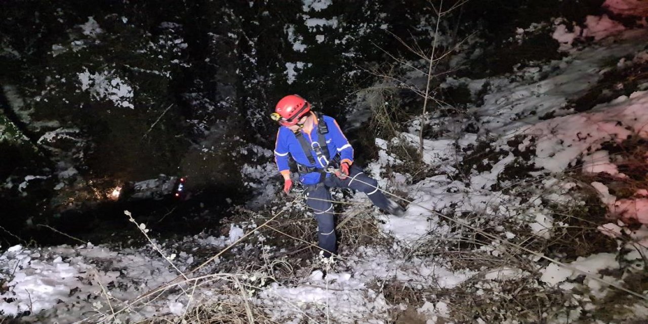 Feci kaza! Otomobil uçuruma yuvarlandı: 2 ölü