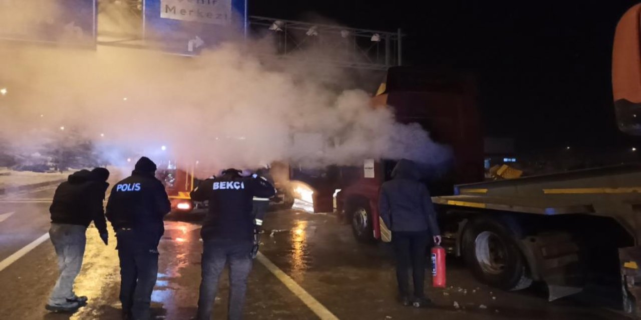 Konya’da TIR yangını! Sürücü yemek molası verdiği sırada alev aldı