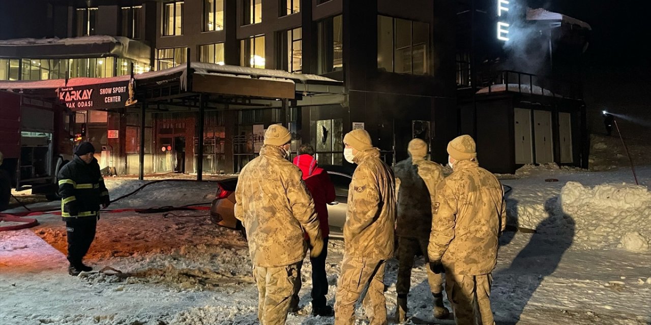 Otelin restoranında yangın çıktı, müşteri ve çalışanlar tahliye edildi