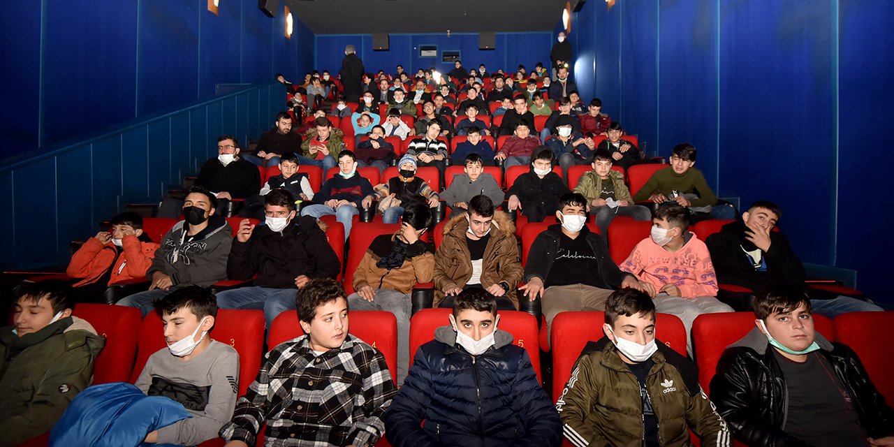 Konya'da hafızlık eğitimi alan 800 genç sinemada buluştu