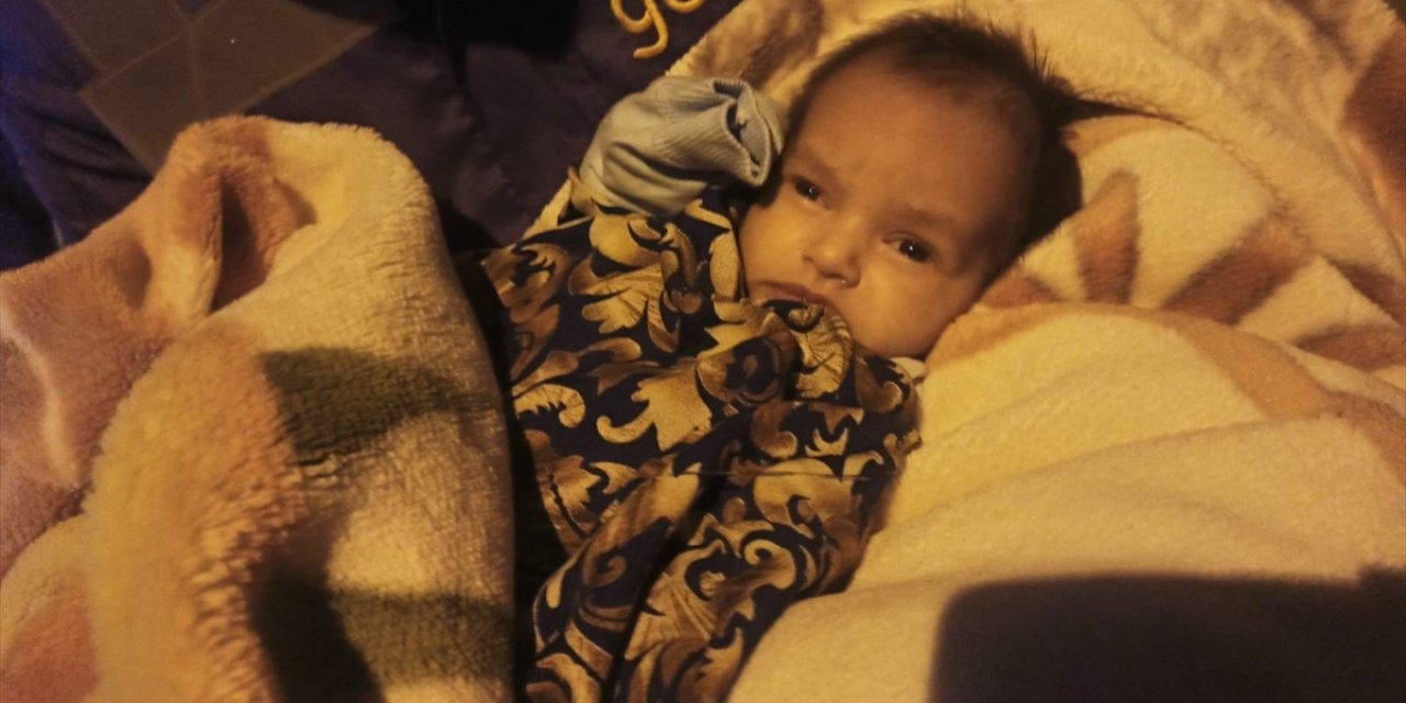 Kış soğuğunda bebeği çantaya koyup biberonuyla sokağa bıraktılar