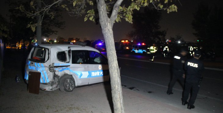 Konya'da polis aracı otomobille çarpıştı!