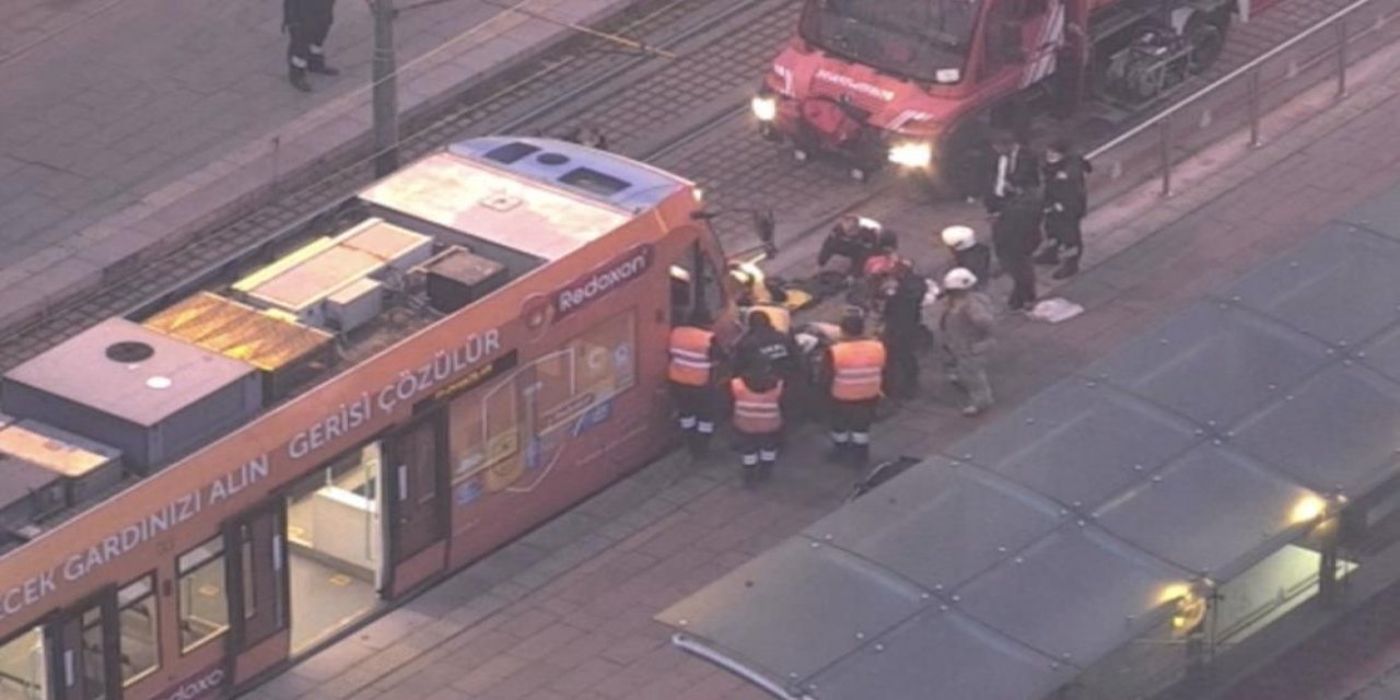 Korku dolu anlar! Tramvay yoluna düşen yolcu sıkıştı