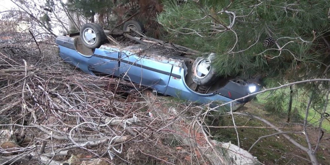 Konya yolunda kaza yapan otomobil bahçe duvarında asılı kaldı