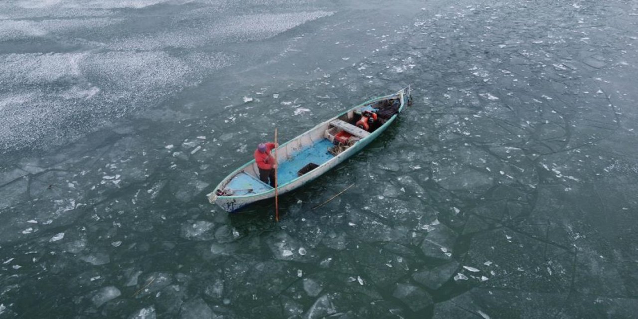 Konya’da balıkçıların donan Beyşehir Gölü’nde zorlu ekmek mücadelesi