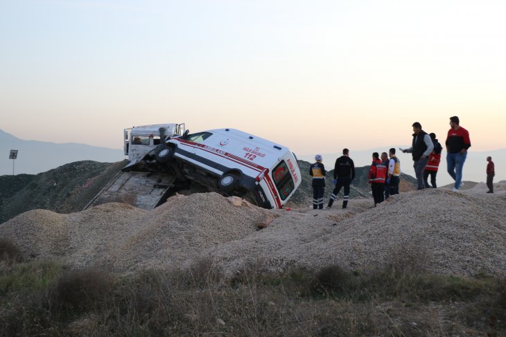Ambulans taşıyan çekici kuma saplandı