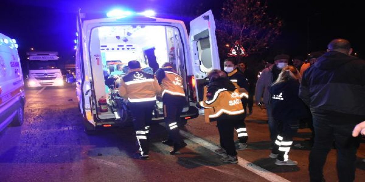 Trafik kazası sonrası yolu temizleyen işçilere otomobil çarptı