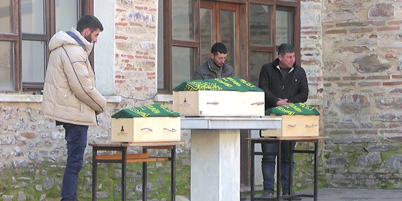 Üç küçük tabut, dayanılmaz acı