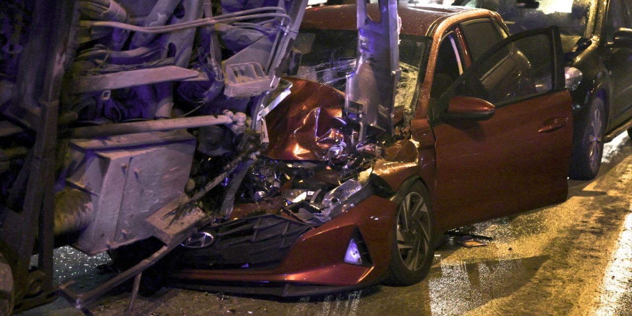 Otobüs otomobillerin üzerine devrildi: 16 yaralı