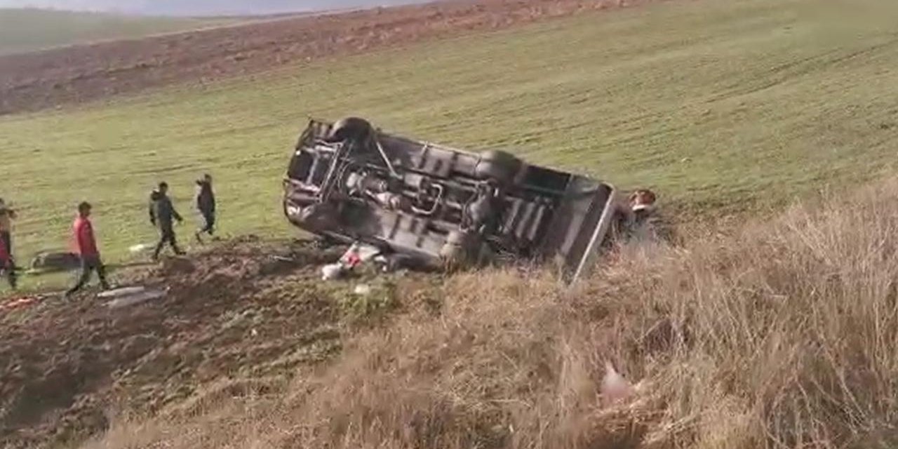 Güreşçileri taşıyan midibüs devrildi: 1 ölü ve çok sayıda yaralı var