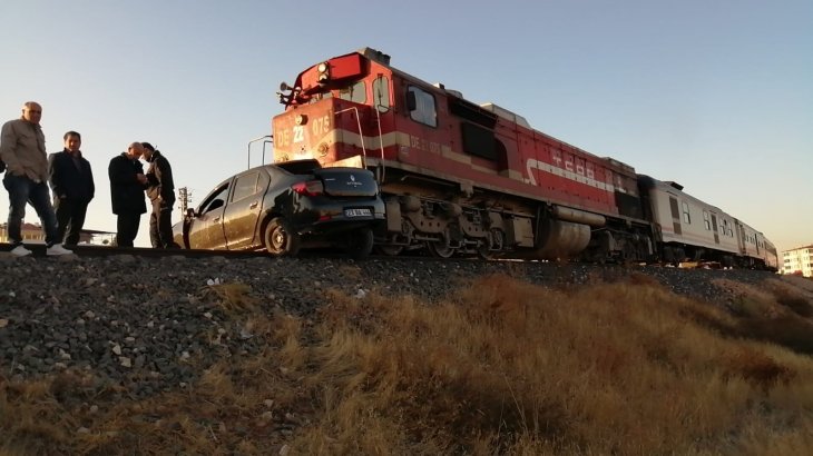 Trenin çarptığı otomobildeki 2 kişi öldü!