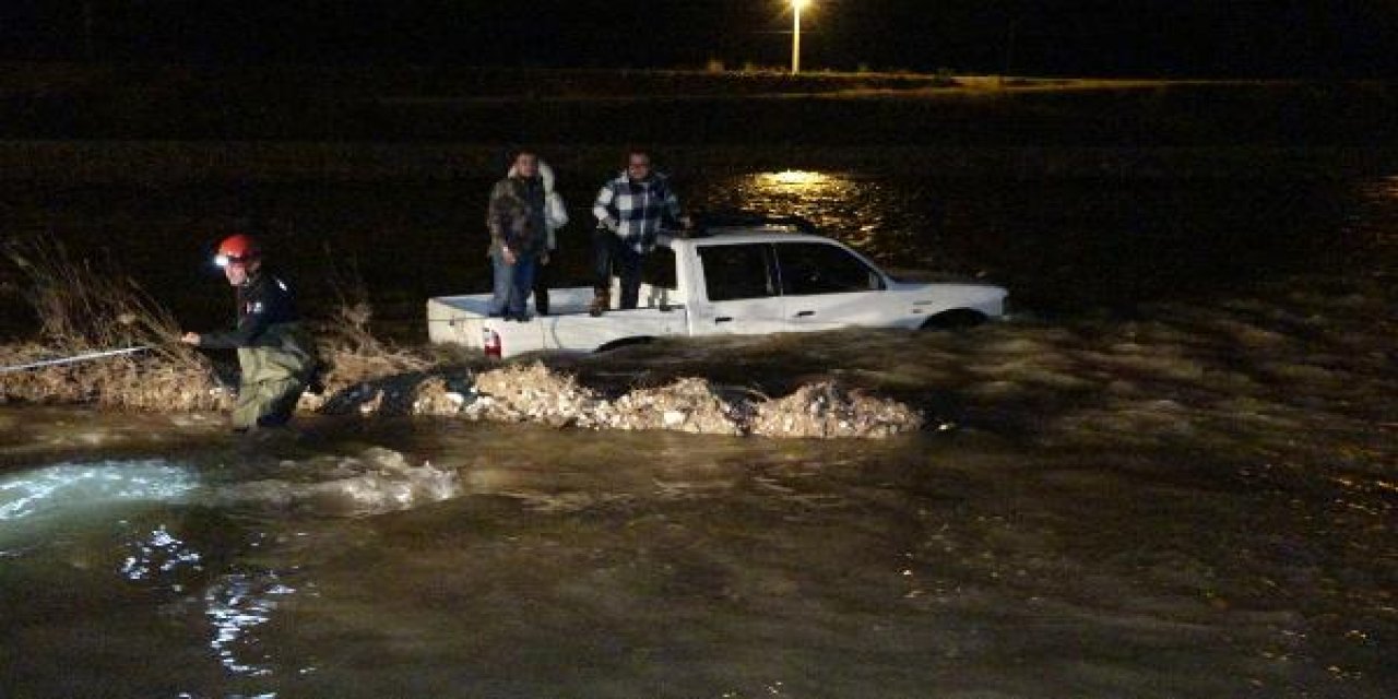 Manzara izlerken araçları suya düşen 3 kişiyi itfaiye kurtardı