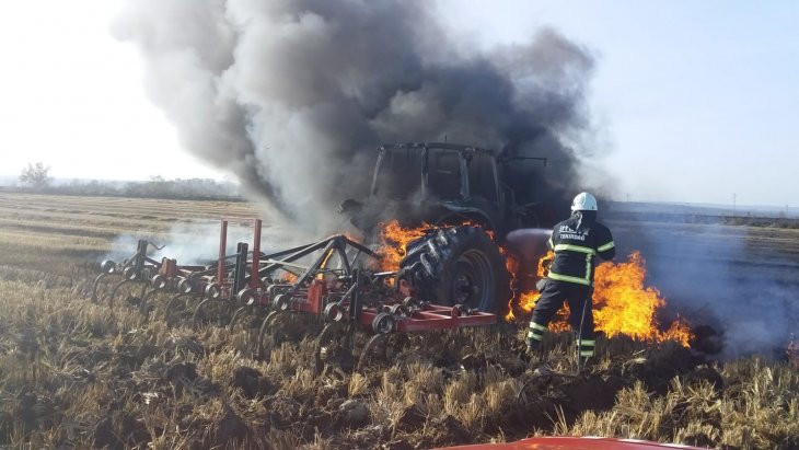 Tarla süren çiftçinin traktörü yandı