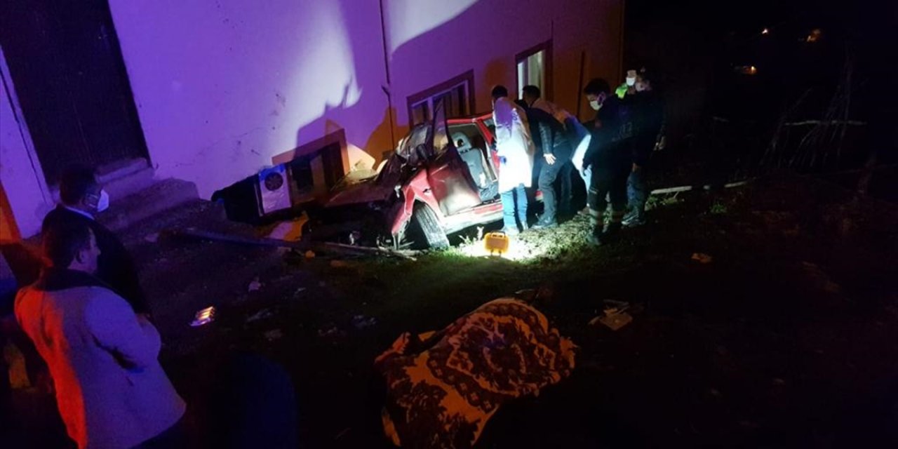 Yol kenarındaki eve çarpan kamyonetteki 2 kişi öldü, 3 kişi yaralandı