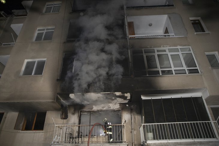 Evde yangın çıktı, alevler arasında kalan yaşlı kadın balkondan atladı