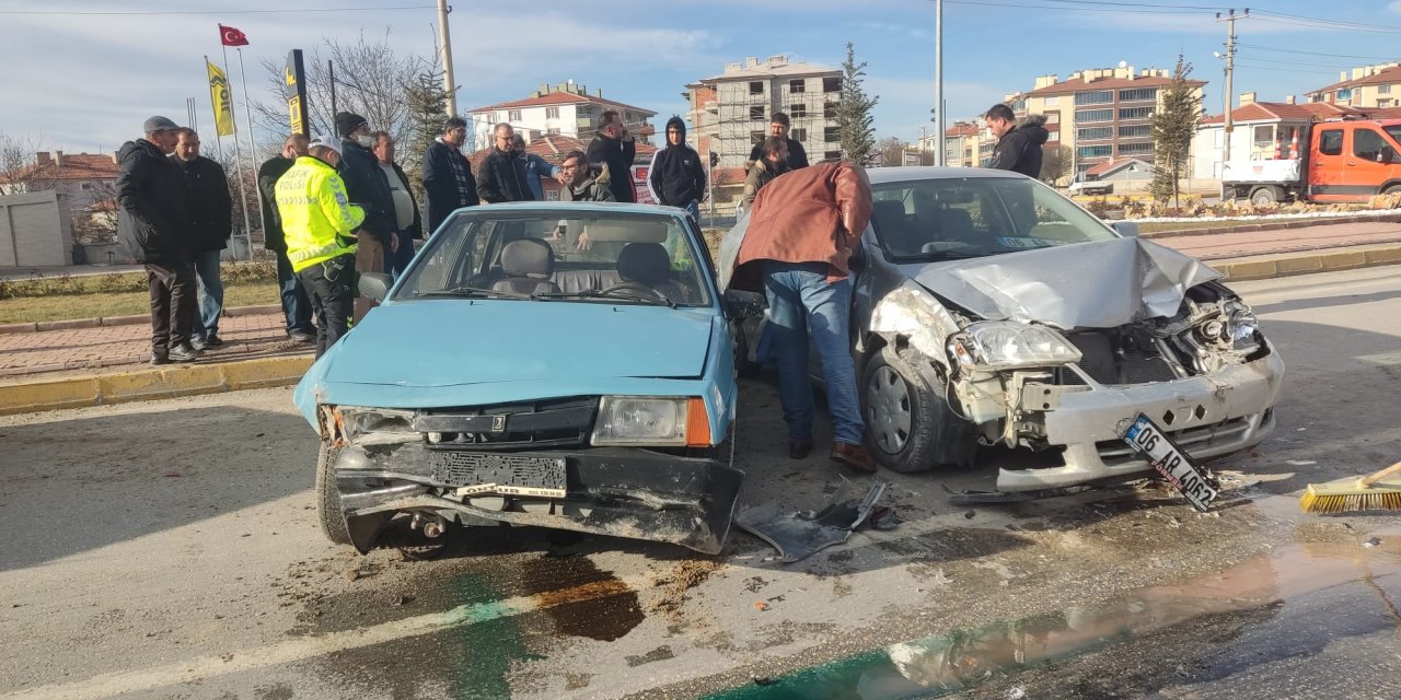 Konya’da zincirleme kaza! İki otomobil kamyona çarptı