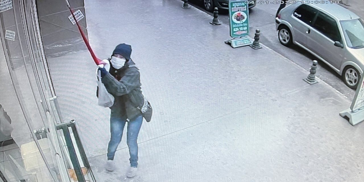 Camdaki Türk bayrağını indirmek isteyen kadın hakkında flaş karar