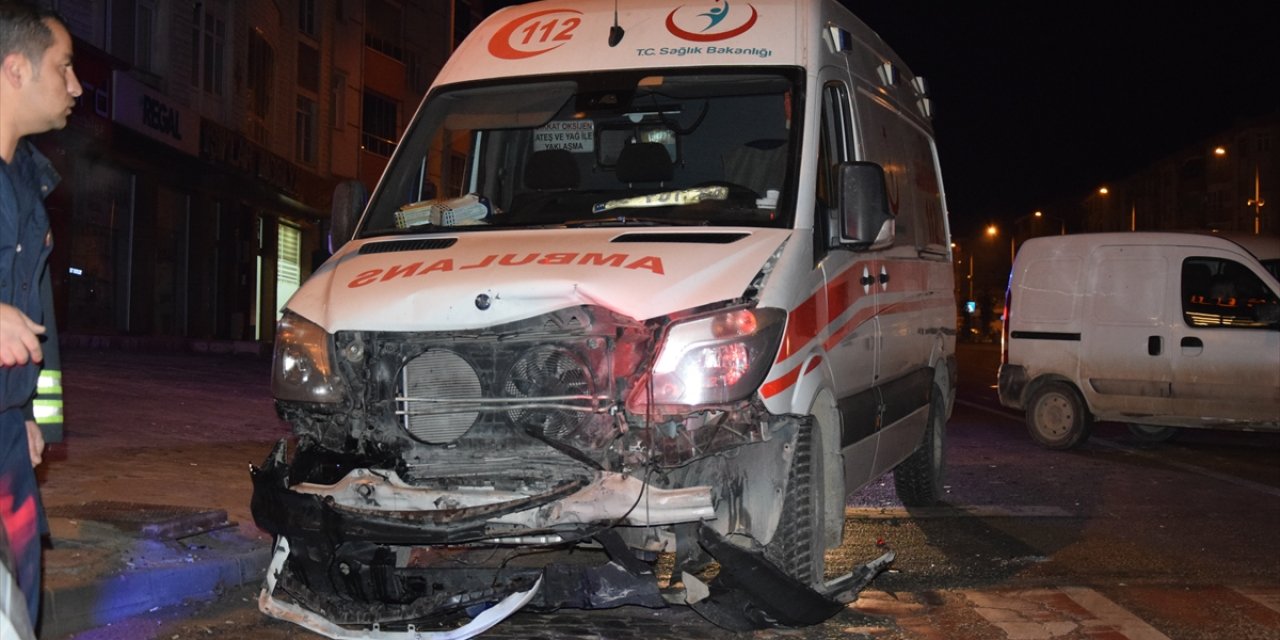 Konya'da kaza ihbarına giden ambulans kaza yaptı