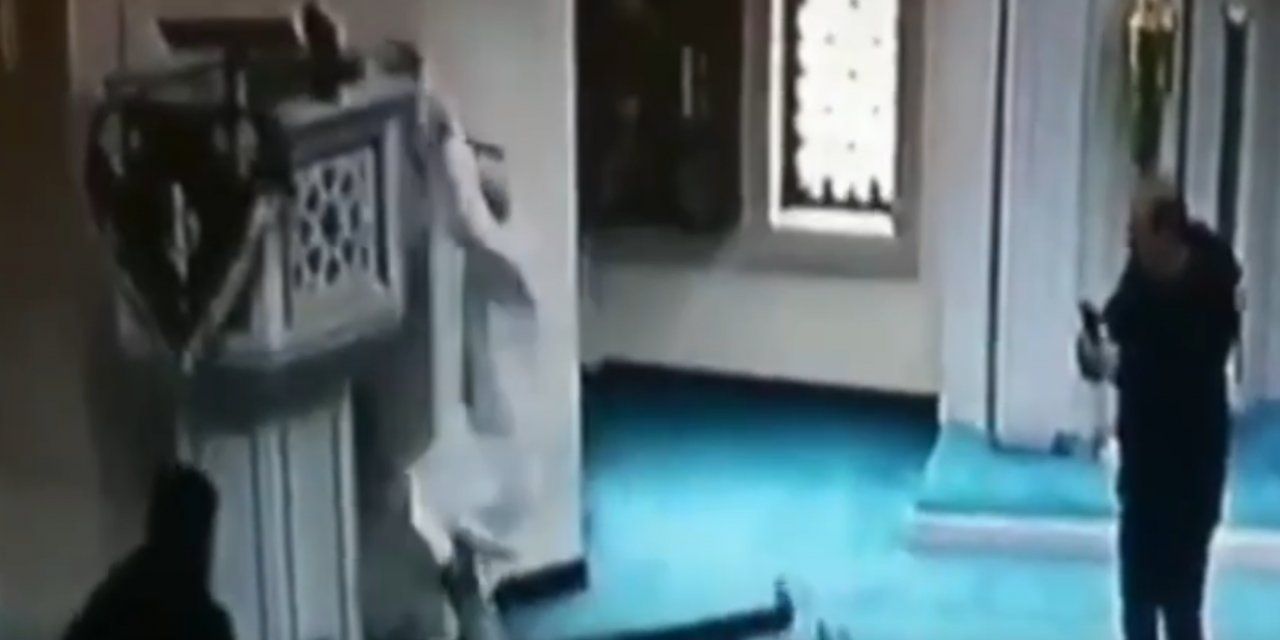 Hoca düştü, cemaat gülmekten yerlere yattı I VİDEO