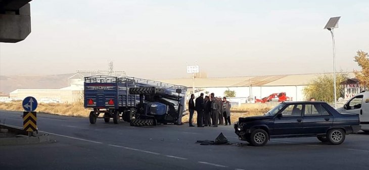 Konya’da otomobille çarpışan traktör devrildi! Kaza anı kamerada…