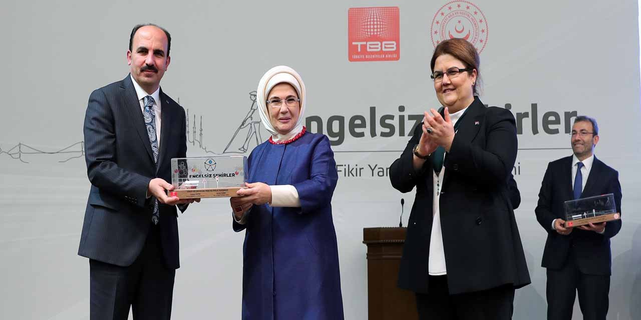 Konya’ya engelsiz şehir ödülü! Başkan Altay, Emine Erdoğan’dan aldı